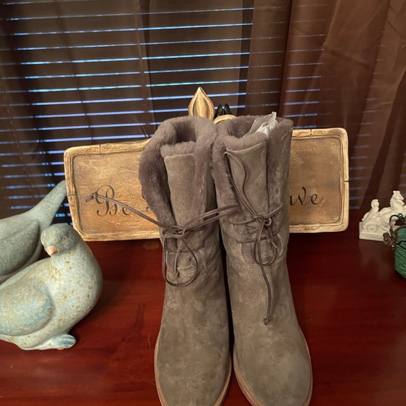 Boots by Ugg - Picture 5 of 8